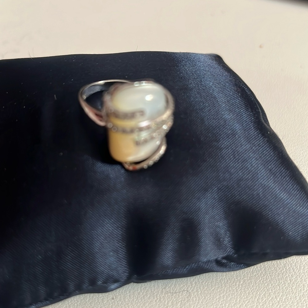 Pear stone with decorative rhinestones 
Silver color
Moderately worn
Size 7
